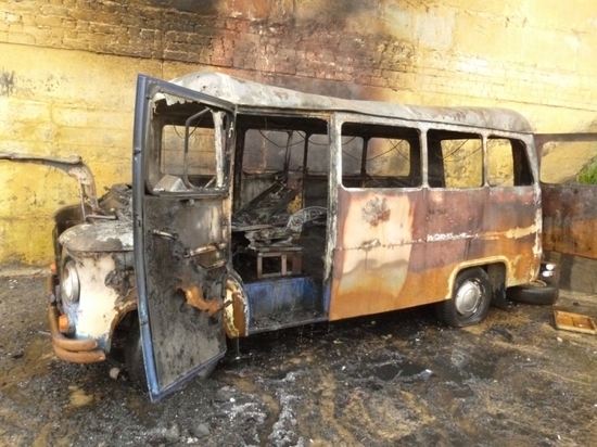 В Чебоксарах сгорел брошенный микроавтобус