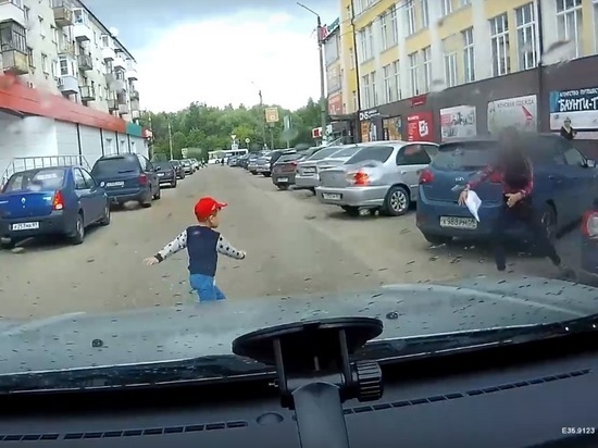Появилось видео момента наезда автомобиля на малыша в Твери