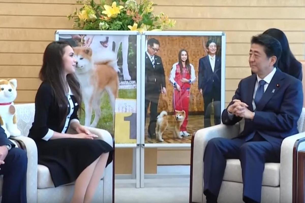 Алина Загитова подарила премьер-министру Японии плюшевую собаку