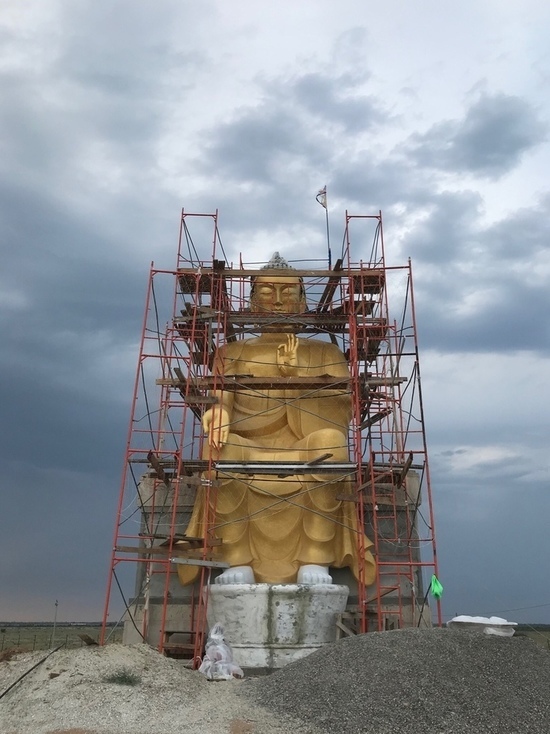 Возводимый в Калмыкии Будда Майтрейя скоро откроет глаза