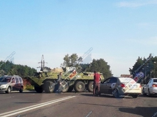 Под Курском столкнулись такси и БТР