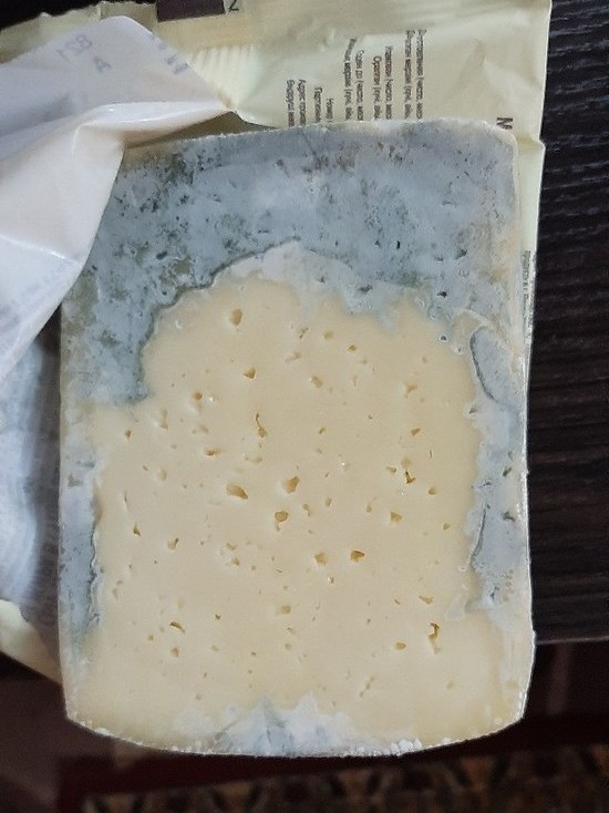 В Салехарде жалуются на купленный в «Кристалле» сыр с плесенью