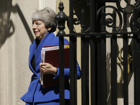 Елизавета Вторая освободила Терезу Мэй от должности премьера