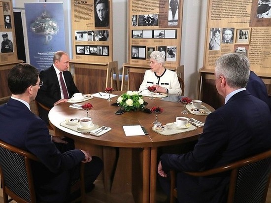 Президент посетил Дом русского зарубежья и встретился со вдовой Солженицына