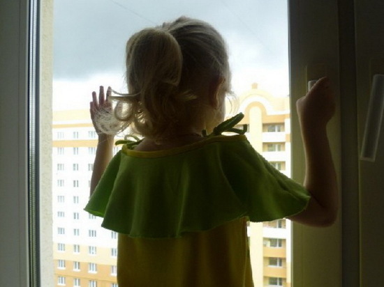  Из окна общежития в Тверской области выпал ребенок