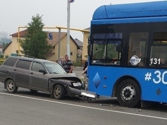 Новый автобус столкнулся с легковушкой лоб в лоб в Кедровке
