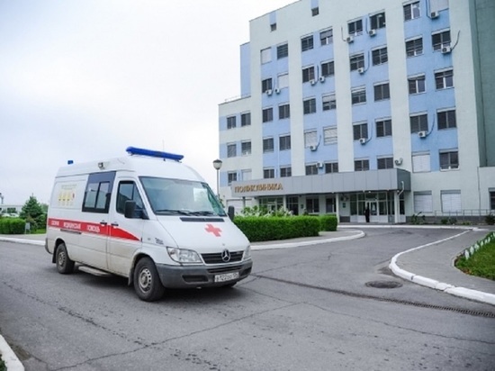 В Волгограде во время движения из маршрутки на дорогу выпала женщина