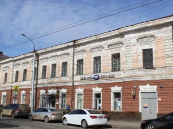За замену дверей в здании в Иркутске «Почту России» призывают в суд