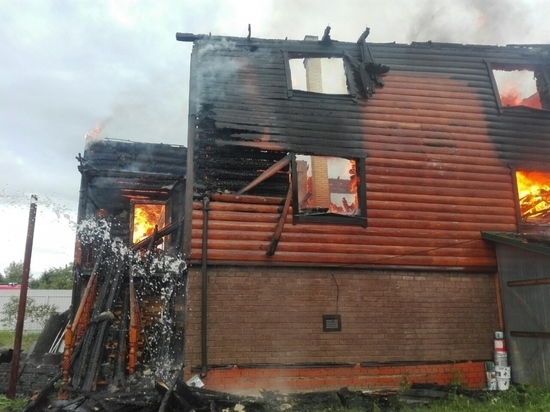 Двухэтажный коттедж сгорел под Калугой