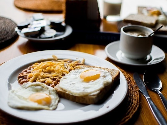 Диетолог рассказала, какие завтраки приносят пользу, а какие - вред
