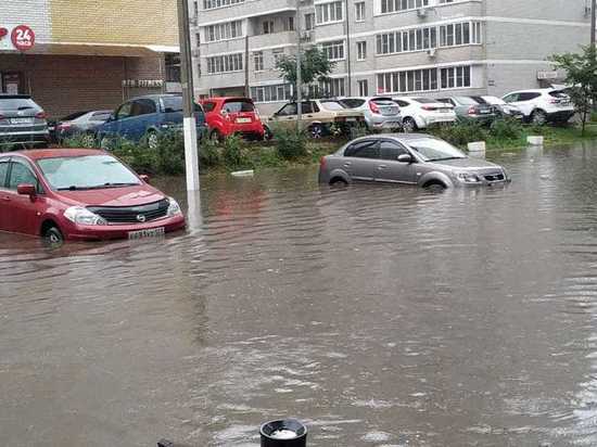 Сильный ливень снова затопил Краснодар: встали трамваи, вода зашла во дворы и ТЦ