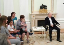 Владимир Путин снова выступил в роли волшебника: за неделю, минувшую после его посещения затопленного Тулуна, власти наладили выплату компенсаций, а некоторым пострадавшим даже дали новые дома