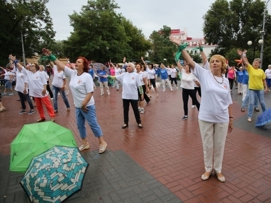 Пенсионеры в Волгограде танцевали зумбу под дождем