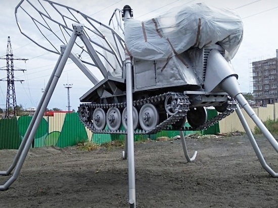 Гибрид трактора и комара украсил Петрозаводск