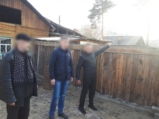 В Улан-Удэ мужчина запер флориста в холодильнике и проник к соседке, проломив стену