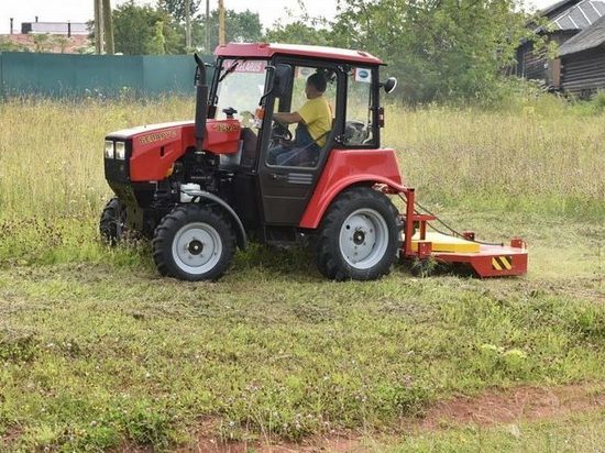 В Киров привезли четыре новых трактора для газонокошения