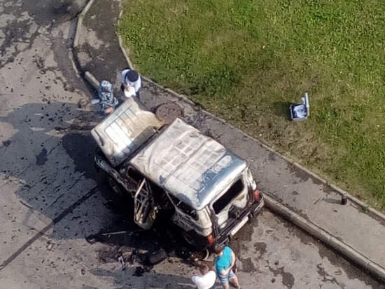 УАЗ-Хантер сгорел утром во дворе жилого дома в Чебоксарах