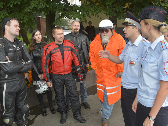 Сотрудники ГИБДД провели встречу со смоленскими мотоциклистами