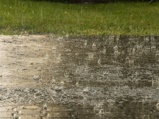 Сильный ливень затопил центр Рославля