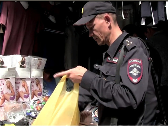 Чебоксарские полицейские изъяли партию носков с изображением конопли