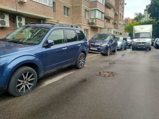 В Воронеже припаркованным на тротуаре автомобилям прокололи шины