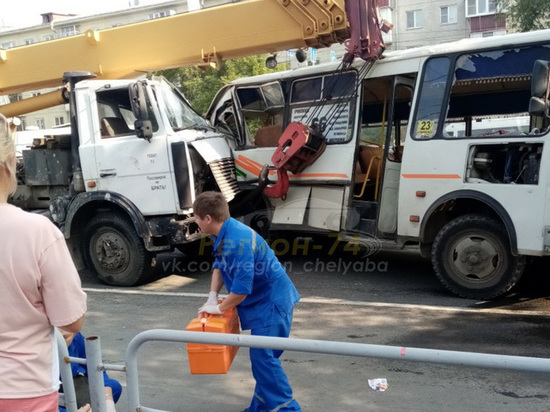 В ДТП с участием автокрана и трех маршруток погиб гражданин Узбекистана