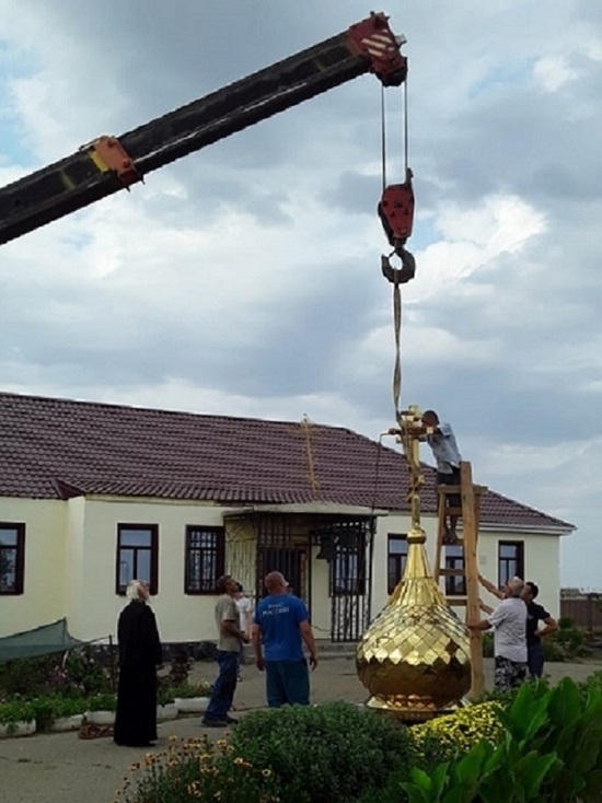 Свод храма святого Александра Невского в Калмыкии украсил золотой купол