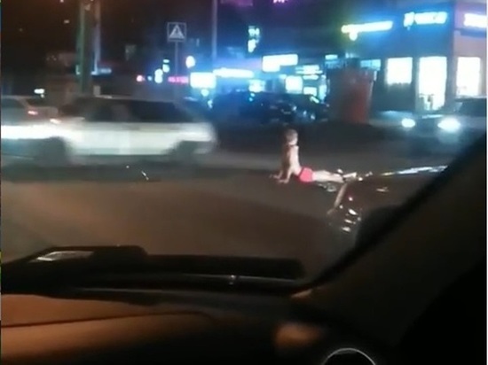 В Ставрополе засняли «загорающего» посреди ночной дороги парня в плавках