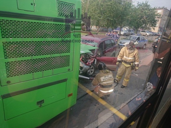 Пьяный водитель протаранил зад автобуса: была угроза возгорания иномарки