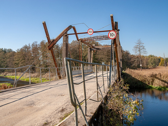 В окрестностях посёлка Громово Славского района находится уникальный мост через реку Луговая (Parwe). Мосты такой конструкции часто называют Голландскими.