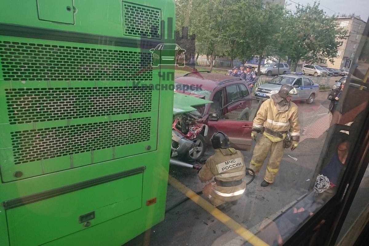 Пьяный водитель протаранил зад автобуса: была угроза возгорания иномарки -  МК Красноярск