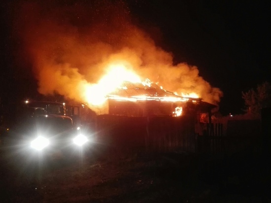 В Кузбассе целиком выгорел заброшенный дом