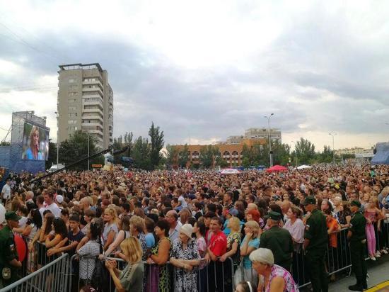 Тысячи волжан собрались в ожидании концерта Димы Билана