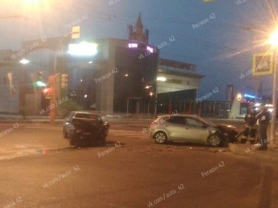 В Кемерове рядом с площадью Летнего вокзала произошла серьезная авария