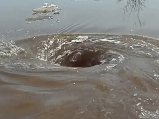 База НЛО на дне реки: жители Улан-Удэ обсуждают странную воронку в воде