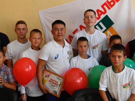 «Забайкалье – наш дом» подарил новые маты спортшколе энтузиаста Санжиева
