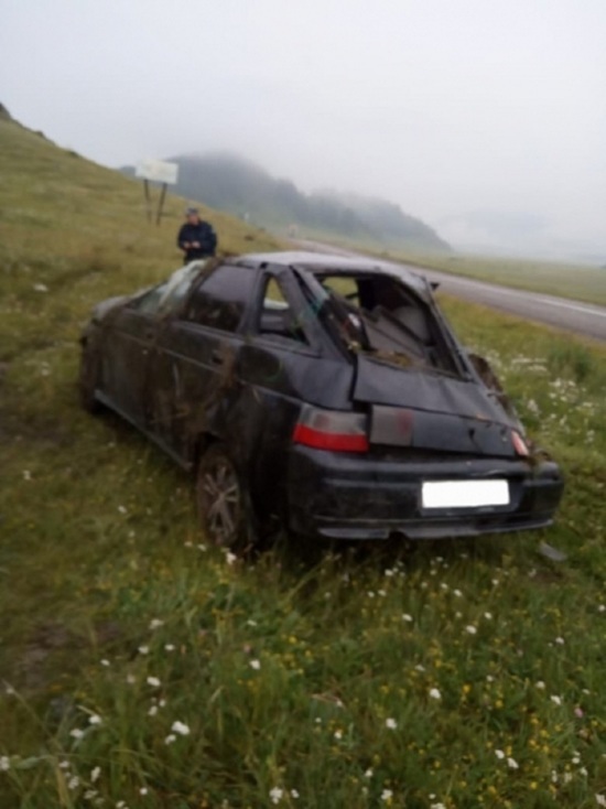Водитель после ДТП на Алтае бросил машину и пострадавшего пассажира