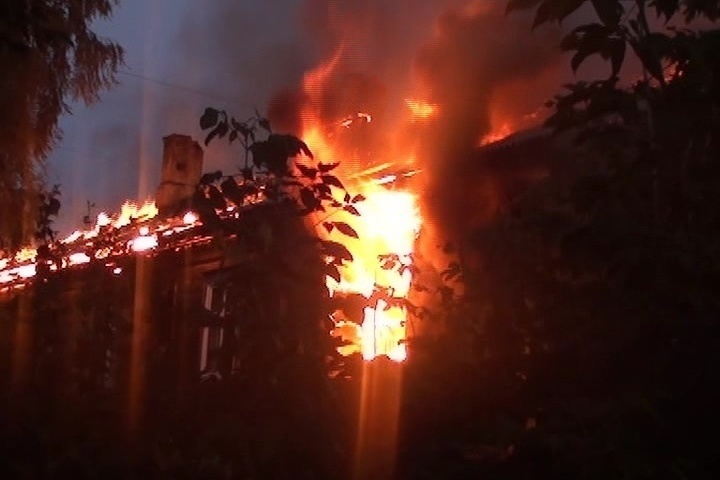 Губкин горит дом. Пожар в Черногорске в квартира. Черногорск сгорел магазин.
