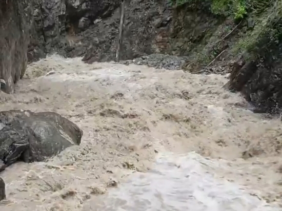 «Полный Кынгыргец»: жители Бурятии ужасаются кадрам водопада в Аршане