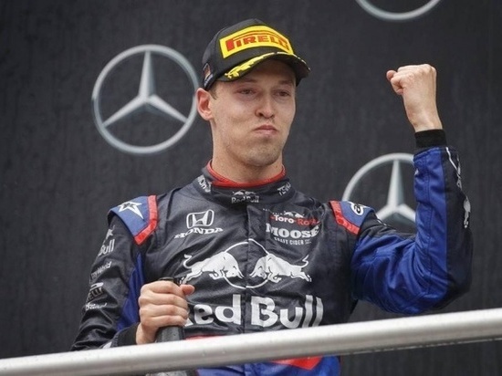 Гонщик Даниил Квят стал третьим на этапе чемпионата «Формулы-1»