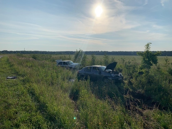 Два автомобиля оказались в кювете после столкновения в Тверской области