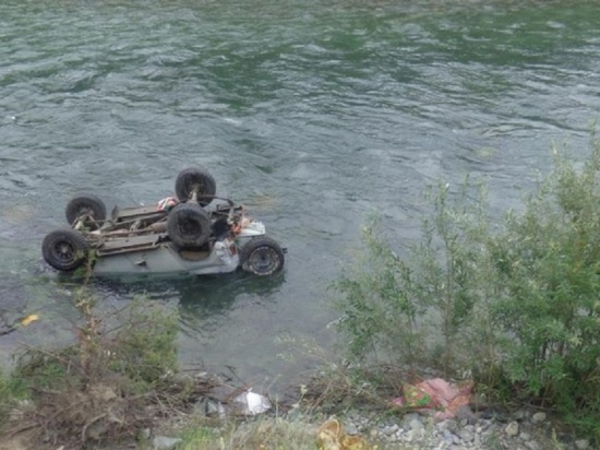Девочку унесло течением после того, как автомобиль упал в горную реку в Республике Алтай
