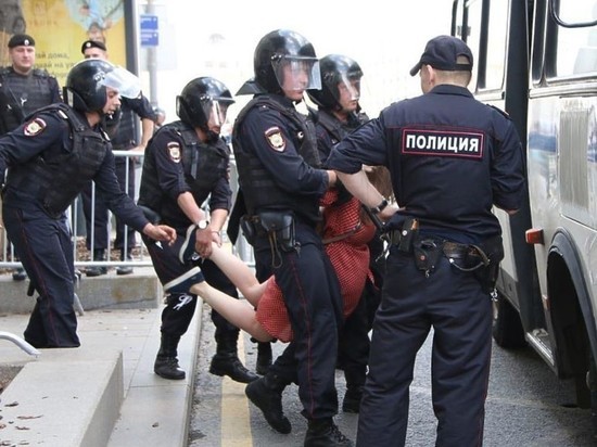 На митинге 27 июля в Москве задержали полсотни подростков