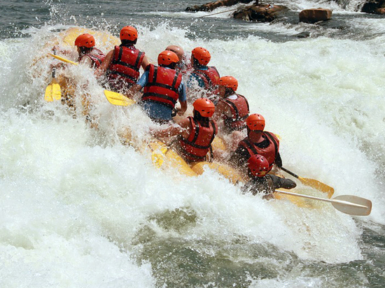 Рафтеры сплавлялись по горной реке