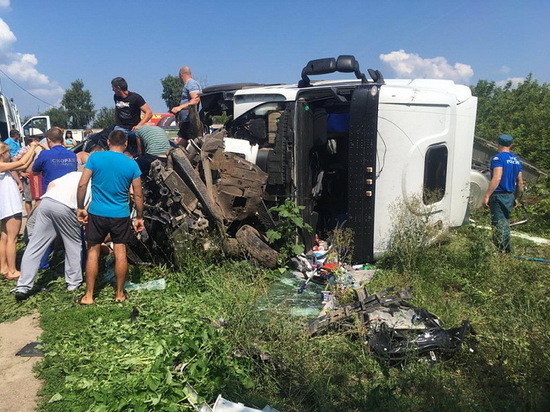  В Воронежской области кроссовер столкнулся с грузовиком: двое погибли