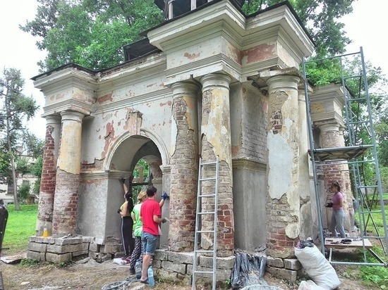Псковское отделение ВООПИиК потребовало объяснений волонтёрской реставрации голубятни в Волышове