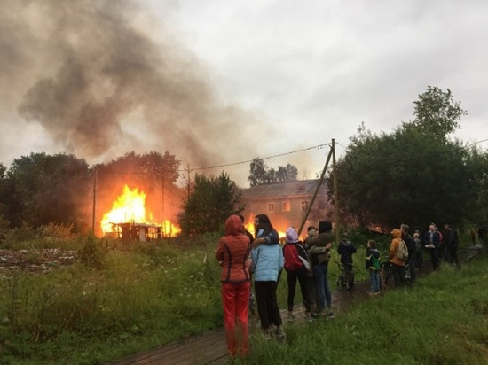 В Архангельске сгорела очередная неснесённая деревяшка