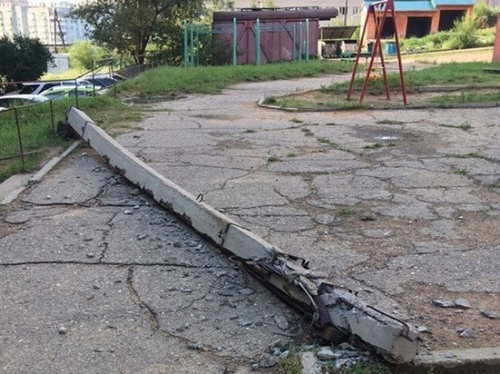 Железобетонный столб и дерево рухнули во дворе дома в Чите