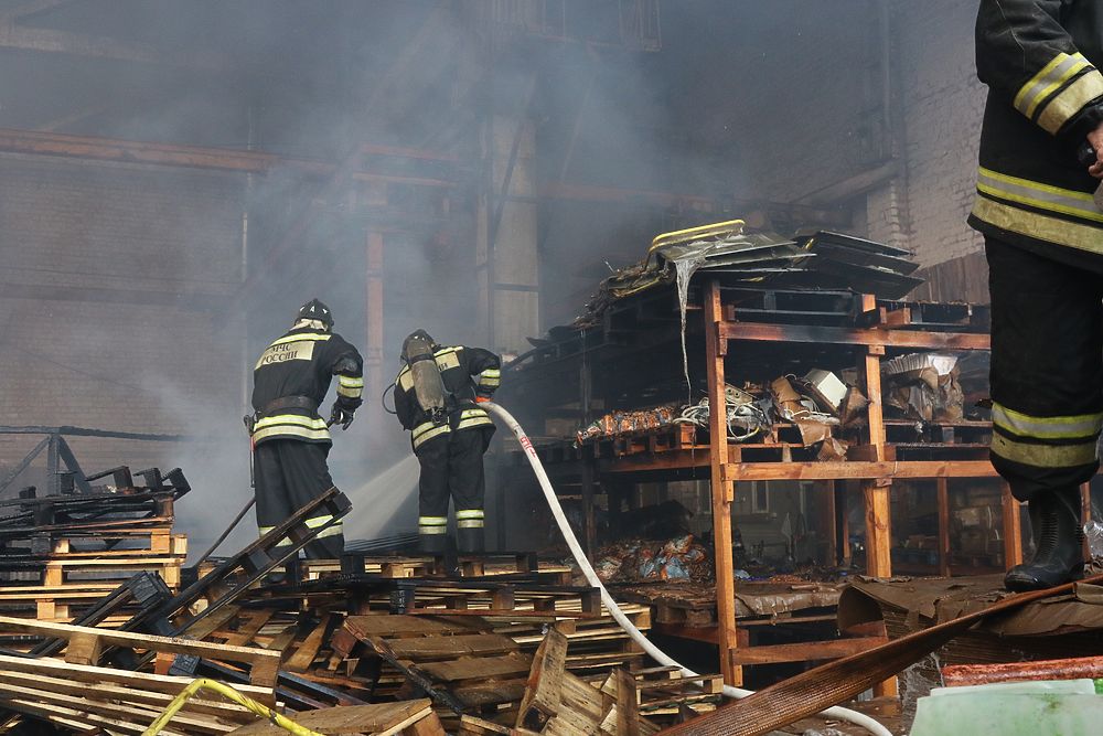Появились кадры с тушения пожара на Комбайновом заводе в Рязани