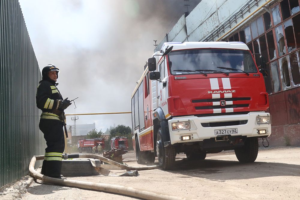 Появились кадры с тушения пожара на Комбайновом заводе в Рязани